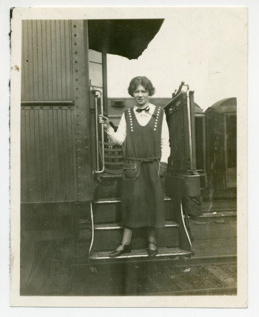 Photographie d'Hélène Lübke, secrétaire d'Hélène Paderewska, sur la plateforme d'un train, le 9 février 1924 à Birmingham (Alabama), sans doute lors d'une tournée américaine de Paderewski