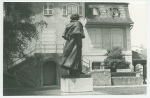 Photographie noir-blanc de la statue de Paderewski réalisée par Milo Martin à la demande de la ville de Morges, érigée dans le Parc de Seigneux et inaugurée le 3 juillet 1948