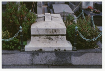 Photographie (prise en octobre 1993) de la tombe d'Hélène Paderewska au cimetière de Montmorency à Paris, placée sur celle d'Alfred Paderewski (fils d'Ignace et d'Antonina née Korsak) – vue de surplomb