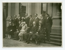 Photographie du duc Albert (1895-1952), futur roi d'Angleterre George V, et de la duchesse Elizabeth d'York (1900-2002), en 1927 à Melbourne (Australie), lors de leur premier voyage officiel à travers l'Empire britannique