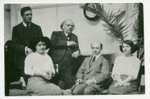 Photographie du violoncelliste Pablo Casals, entouré des sœurs violonistes Jelly d'Aranyi et Adila Fachri, avec à gauche les compositeurs Donald Francis Tovey et Julius Röntgen, prise au domicile néerlandais de Tovey vers 1911