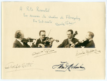 Photographie du Quatuor du Flonzaley avec signatures autographes des musiciens (Adolfo Betti, Alfred Pochon, Iwan d'Archambeau, Nicolas Moldavan) et dédicace «à Rita Rosenstiel, en souvenir du Quatuor du Flonzaley, en toute amitié, Beverly Pochon»