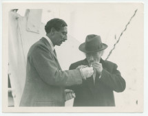 Photographie du pianiste, compositeur et chef d'orchestre américain d'origine suisse Ernest Schelling allumant la cigarette de Paderewski