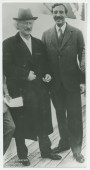 Photographie de pied du pianiste, compositeur et chef d'orchestre américain d'origine suisse Ernest Schelling en compagnie de Paderewski