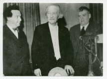 Photographie de détail de Paderewski aux côtés de son ami le dramaturge René Morax (à sa gauche) et du compositeur Arthur Honegger, le soir de la répétition générale du jeu radiophonique «Christophe Colomb», mi-avril 1940 au Studio de Radio-Lausanne