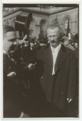 Photographie d'Ignace Paderewski arrivant au City Hall de New York, chapeau haut-de-forme dans la main, en mars 1918, lors de la réception par le maire John Francis Hylan de la Mission militaire polonaise
