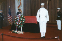 Reportage photographique de la translation de la dépouille mortelle de Paderewski du cimetière national d'Arlington à la cathédrale Saint-Jean de Varsovie, au début de l'été 1992