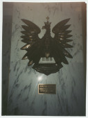 Photographie de l'aigle polonais et de la plaque du monument abritant le cœur de Paderewski au sanctuaire du «National Shrine of Our Lady Czestochowa» (cimetière américano-polonais) à Doleystown, en Pennsylvanie, inauguré le 29 juin 1986