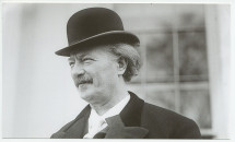 Photographie d'Ignace Paderewski en gros plan avec son chapeau melon noir, sans doute aux Etats-Unis dans les années 1920