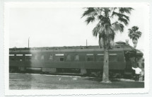 Photographie du pullman-car de Paderewski affrété pour ses tournées américaines, avec à l'arrière le cuisinier noir John (qui sera présent à chacune des tournées)