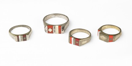 Quatre bagues aux couleurs de la Croix Blanche polonaise vendues en 1939 au profit des victimes de la Seconde Guerre mondiale