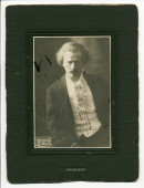 Photographie de Paderewski, assis de face, prise en 1907 par Georges Nitsche à Lausanne, avec signature de Paderewski