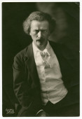 Photographie de Paderewski, assis de face, prise en 1907 par Georges Nitsche à Lausanne