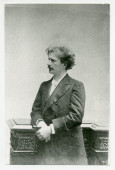 Photographie de Paderewski debout, de profil, accoudé à un meuble, prise à Varsovie en 1908