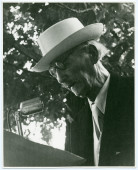 Photographie de Paderewski avec chapeau blanc et lunettes rondes donnant son dernier discours à Oak Ridge (New Jersey) le 22 juin 1941 pour des vétérans polonais de la Première Guerre mondiale