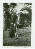 Photographie de Paderewski assis avec chapeau blanc et canne dans le jardin de sa résidence de Palm Beach, en Floride, début 1941