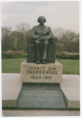 Photographie (floue) de la statue de Paderewski réalisée en 1935 par Michal Kamienski et érigée en 1978 dans les jardins du Conservatoire de Varsovie