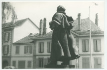 Photographie noir-blanc de la statue de Paderewski réalisée par Milo Martin à la demande de la ville de Morges, érigée dans le Parc de Seigneux et inaugurée le 3 juillet 1948