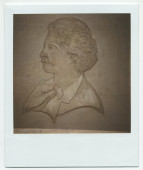 Photographie (polaroïd) du relief en bronze de Paderewski réalisé par le sculpteur neuchâtelois Jean Métry et posé en 1991 à la salle Paderewski à Lausanne – il sera remplacé en 1997 par un relief de Colette Jotterand