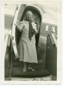 Photographie de la sœur de Paderewski, Antonina Wilkonska, sortant d'un avion de la compagnie Eastern Air Lines à Palm Beach (Floride) en 1940-1941 – avec commentaire au verso