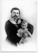 Photographie de Paderewski âgé d'environ un an dans les bras de son père Jan