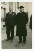 Photographie de Gustave Doret (1866-1943) en compagnie de Paderewski devant le studio de Radio-Lausanne à La Sallaz