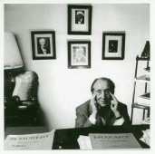 Photographie du pianiste Vladimir Horowitz (1903-1989) avec derrière lui des portraits de Paderewski, Toscanini et Rachmaninov