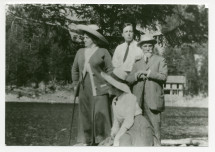 Photographie de la cantatrice Marcella Sembrich (à gauche) avec son mari Wilhelm Stengel (à droite), André et Juliette de Coppet