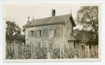 Photographie de la maison du gardien de Riond-Bosson prise depuis la vigne