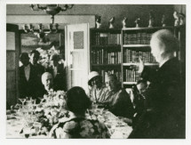 Photographie de Paderewski à table, au côté du futur général Henri Guisan, lors de la réception organisée par le conseiller national Henry Vallotton, le 8 juillet 1933, après la remise de la bourgeoisie d'honneur de la Ville de Lausanne