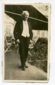 Photographie de Paderewski sur la terrasse de Garengo, la propriété d'Ernest Schelling à Céligny