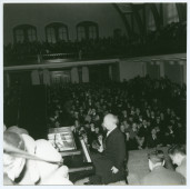 Photographie de Paderewski au piano sur la scène du Grosses Konzertsaal de Soleure, lors du récital donné le 28 février 1937, sous le patronage du président de la Confédération Giuseppe Motta, en faveur du Musée Kosciuszko de Soleure