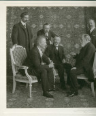 Photographie de Camille Saint-Saëns, Eugène Couvreu et Paderewski, entourés (debout) d'Ernest Schelling (pianiste), Auguste Roussy (vice-président du comité d'organisation) et le vicomte de Faria (consul du Portugal et vieil ami de Saint-Saëns)