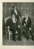 Photographie de Camille Saint-Saëns, Gustave Doret et Paderewski réalisée par Francis de Jongh dans les salons de l'Hôtel des Trois Couronnes à Vevey dans le cadre des Fêtes musicales données du 18 au 21 mai 1913 en l'honneur de Camille Saint-Saëns