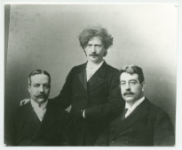 Photographie de Paderewski en compagnie de deux mécènes américains, Sam J. Sanford et Augustus A. Gurnee, vers 1895