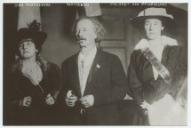 Photographie d'Ignace et Hélène Paderewski en compagnie de Mrs Anne von Moscheisker (épouse de Robert, juge à la Cour suprême de Philadelphie), réalisée probablement le 17 décembre 1916 au Metropolitan Opera House de Philadelphie