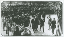 Reproduction de mauvaise qualité d'une photographie de Paderewski se rendant à l'Hôtel de Ville de New York, le 23 mars 1918, entouré des membres de la Commission militaire franco-polonaise, début «officiel» de sa carrière politique