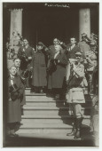 Photographie d'Ignace Paderewski se découvrant durant l'hymne national américain, sur les marches devant le City Hall de New York, en compagnie du général Louis Archinard, en mars 1918