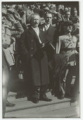 Photographie d'Ignace Paderewski se découvrant durant l'hymne national américain, sur les marches devant le City Hall de New York, en compagnie du général Louis Archinard, son manteau sous le bras, en mars 1918