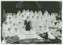 Photographie d'Hélène Paderewska au milieu de ses infirmières de la Croix Blanche polonaise, recrutées parmi la diaspora américaine pour accompagner les troupes polonaises sur le front français au printemps 1918