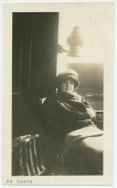 Photographie d'Hélène Paderewska à bord du pullman-car privé des tournées américaines, en route pour la Caroline du Nord en novembre 1923