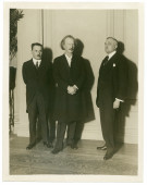 Reportage photographique réalisé à Milwaukee (Wisconsin) en 1923 lors de la remise de décorations à des Polonais d'Amérique (civiles et militaires) qui se sont distingués durant la Grande Guerre – photographie de Paderewski entouré de deux messieurs