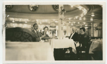 Photographie de Paderewski à table lors d'une traversée de l'Atlantique (mi-février 1939?) en compagnie du musicien Ernest Schelling, d'Hélène Lübke (la secrétaire de feu Hélène Paderewska) et de l'épouse d'Ernest Schelling