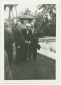 Photographie de Paderewski recevant deux figures de proue du Gouvernement polonais en exil, Wladyslaw Sikorski et Stanislaw Mikolajczyk, en compagnie de son secrétaire Sylwin Strakacz, au printemps 1941 à Palm Springs, en Floride