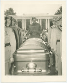 Photographie du cercueil d'Ignace Paderewski, drapé de l'aigle polonais, entouré de vétérans polonais et d'un officier (américain?) présentant une décoration, prise lors des obsèques nationales du 5 juillet 1941 au cimetière national d'Arlington