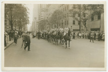 Photographie du cortège funèbre d'Ignace Paderewski début juillet 1941 dans les rues de New York, précédé par des chevaux noirs