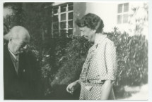 Photographie de Paderewski recevant au printemps 1941 à Palm Springs, en Floride, où il est l'hôte de Mrs Sophie Stotesbury, Mrs Eleanor Roosevelt, épouse du président des Etats-Unis