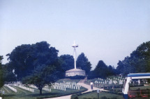 Reportage photographique de la translation de la dépouille mortelle de Paderewski du cimetière national d'Arlington à la cathédrale Saint-Jean de Varsovie, au début de l'été 1992