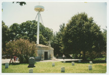 Photographie (prise le 6 août 1994) de l'USS Maine Mast Memorial, au cimetière national d'Arlington, en Virginie, où a été exposé le cercueil de Paderewski depuis les obsèques nationales du 5 juillet 1941 jusqu'à son rapatriement en Pologne en juillet 1992