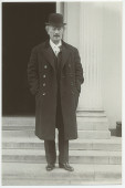 Photographie d'Ignace Paderewski avec son chapeau melon noir, de plein pied sur des escaliers, sans doute aux Etats-Unis dans les années 1920